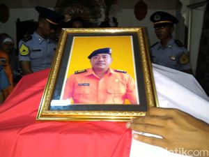 Isak Tangis Sambut Jenazah Nyoto Korban Heli Basarnas