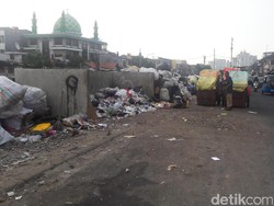 Petugas Belum Bekerja, Sampah Menumpuk di Pinggir Kali Sunter