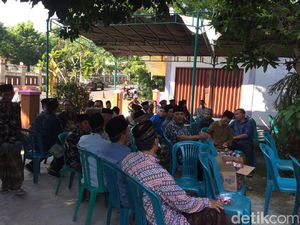 Isak Tangis Keluarga Sambut Kedatangan Jenazah Afandi di Rumah Duka Isak Tangis Keluarga Sambut Kedatangan Jenazah Afandi di Rumah Duka