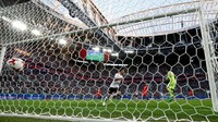 Jerman memetik keunggulan di menit ke-20 lewat kesalahan fatal Chile. Marcelo Diaz yang bermain-main dengan bola di pertahanan sendiri kehilangan penguasaan. Bola diserobot Timo Werner yang kemudian mengoper ke Lars Stindl. Stindl dengan leluasa menceploskan bola ke dalam gawang kosong yang ditinggalkan Claudio Bravo. REUTERS/Grigory Dukor.