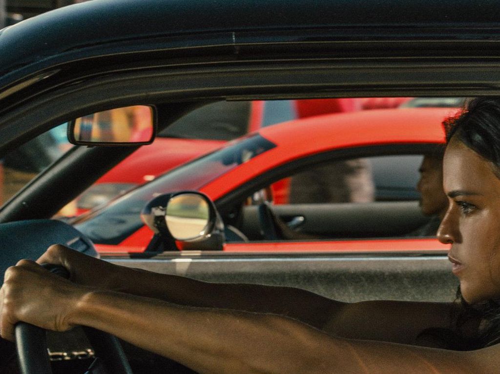 Melihat Adegan Berbahaya Michelle Rodriguez di Fast & Furious