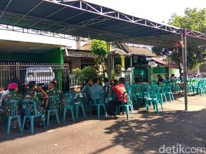 Keluarga dan Teman Bersiap Sambut Jenazah Peltu Budi Santoso