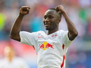Naby Keita Disebut Mirip dengan Iniesta Naby Keita Disebut Mirip dengan Iniesta