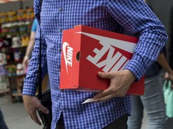 Nike Beli Perusahaan Sepatu Sneakers Virtual