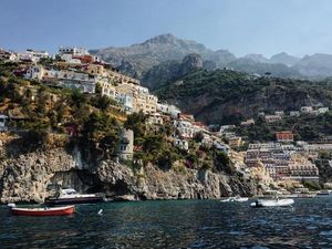 Surga di Bumi Ala Si Cantik Emily Ratajkowski