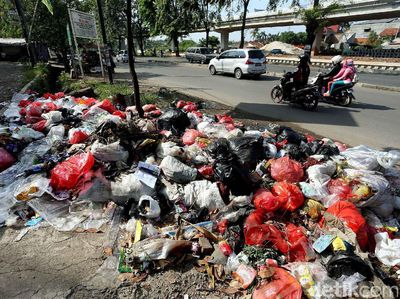 Pasca Lebaran Sampah Menumpuk di Jalan KH Noer Ali
