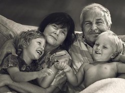 Apa Jadinya Jika Kakek Nenek Diberi Daftar Instruksi Mengasuh Cucu?