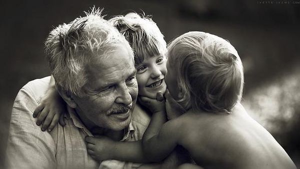 Bikin Adem, Potret Kemesraan Kakek-Nenek dan Cucunya