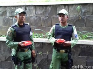 Satpol PP Bawa Asbak untuk Cegah Merokok di Balai Kota Surakarta