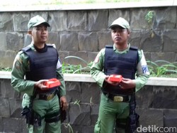 Satpol PP Bawa Asbak untuk Cegah Merokok di Balai Kota Surakarta