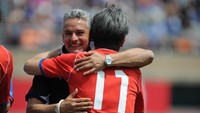 Miura berpelukan dengan sesama legenda sepakbola, Roberto Baggio, dalam sebuah laga amal di tahun 2013. Foto: Masashi Hara/Getty Images