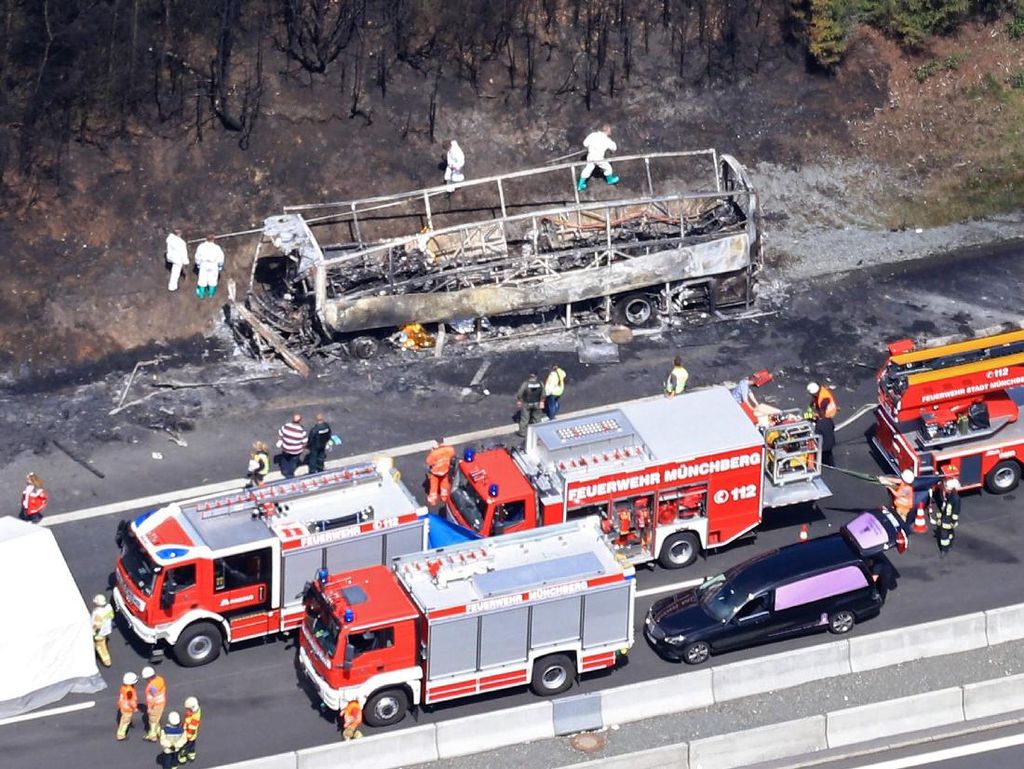 Bus Vs Truk di Jerman Tewaskan 18 Orang Bus Vs Truk di Jerman Tewaskan 18 Orang