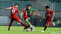 Tim tuan rumah mencoba menggempur pertahanan Arema melalui sektor sayap lewat Leonel Nunez dan Erwin Ramdani. Sementara, Elio Martins menjadi striker tunggal.