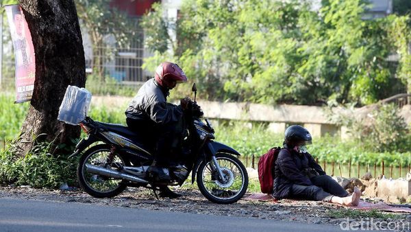 Pemudik Motor Melepas Lelah di Kalimalang