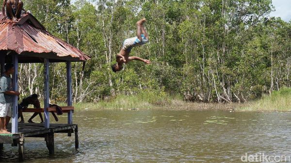 Foto Kebahagiaan di Ujung Timur Indonesia