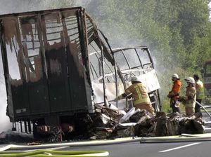 Usai Tabrakan dengan Truk, Bus Turis di Jerman Hangus Terbakar