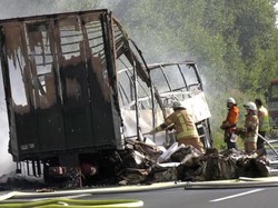 Usai Tabrakan dengan Truk, Bus Turis di Jerman Hangus Terbakar