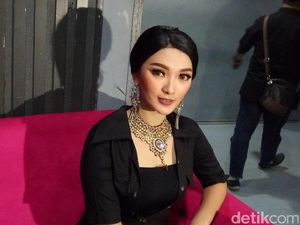 Akhirnya Pamer Pacar, Zaskia Gotik Ungkap Rasa Cinta ke Sirajuddin Mahmud Akhirnya Pamer Pacar, Zaskia Gotik Ungkap Rasa Cinta ke Sirajuddin Mahmud