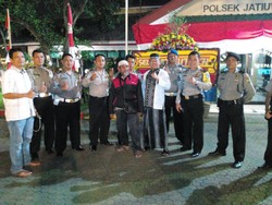 Acungkan Jempol, Ini Pose Akhir Simulasi Pengepungan Pria Berjenggot