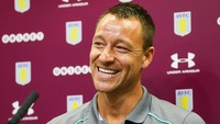 John Terry memang tak lagi bermain di level teratas, usai meninggalkan Chelsea dan gabung Aston Villa musim panas lalu. Tapi dia masih masuk daftar pesepakbola terkaya di dunia, di urutan 11 dengan kekayaan bersih sekitar 39 juta pound sterling. Itu sekitar Rp 707 miliar. (Foto: Getty Images/Barrington Coombs)