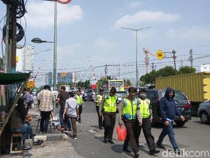 Beri Ketupat ke Manajemen Grab, Massa Driver Bubar Beri Ketupat ke Manajemen Grab, Massa Driver Bubar