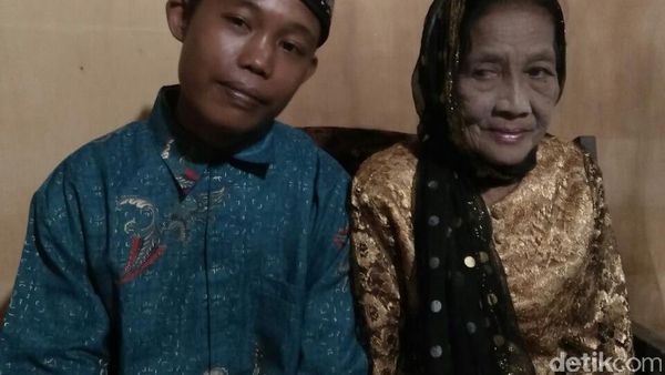 Foto: Bak Romeo-Juliet, Begini Potret Kisah ABG-Nenek 71 Tahun