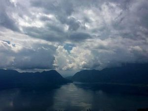 Tak Bosan Memandang Danau Maninjau dari Puncak Lawang