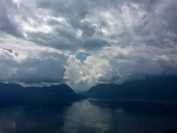 Tak Bosan Memandang Danau Maninjau dari Puncak Lawang
