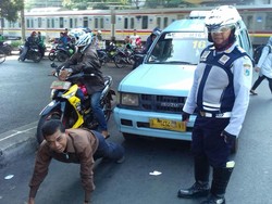 Mangkal Sembarangan di Depan Kalcit, Sopir Angkot Dihukum Push-up