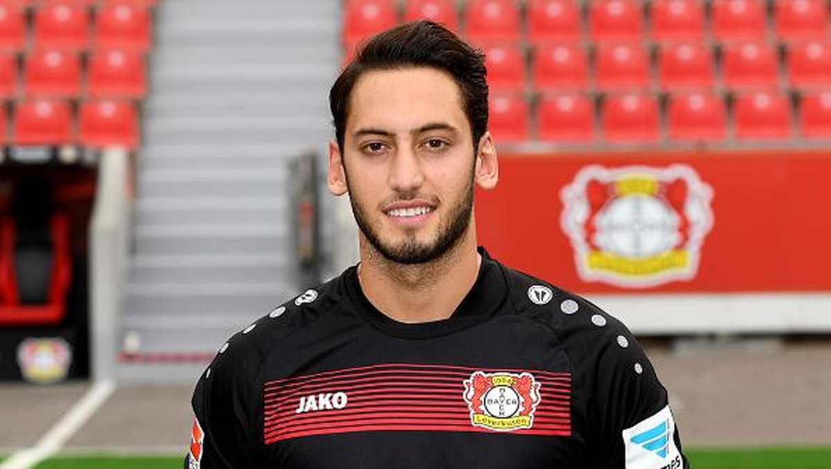 Hakan Calhanoglu baru saja digaet AC Milan (Foto: AFP / PATRIK STOLLARZ)