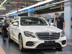 Canggih, Mercy S-Class Keluar Sendiri dari Pabrik Tanpa Sopir