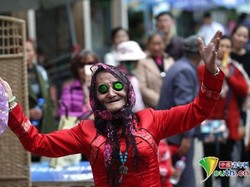 Pria Tua Ini Pakai Baju Wanita Tiap Minggu, Alasannya Bikin Terharu