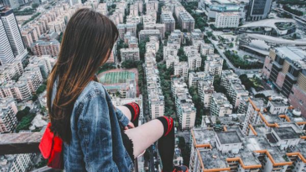 Pose Para Gadis Seksi yang Sungguh Bernyali Tinggi