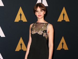 Felicity Jones dan Sutradara Charles Guard Dikaruniai Anak Pertama