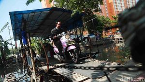Potong Kompas Dengan Perahu Eretan di Pademangan
