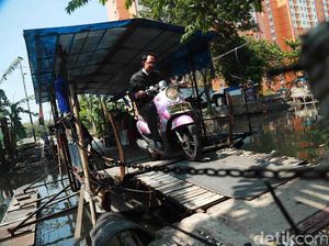 Potong Kompas Dengan Perahu Eretan di Pademangan