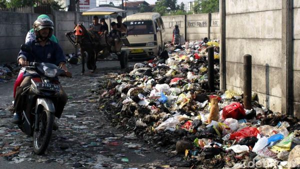 Sampah Menumpuk di Bahu Jalan Terminal Baleendah
