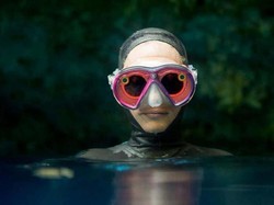 Pakai Kacamata Ini, Kamu Bisa Diving Sambil Update Medsos