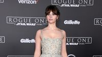 Foto: Pesona Si Cantik Felicity Jones dengan Balutan Gaun Malam
