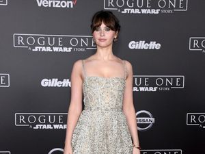 Foto: Pesona Si Cantik Felicity Jones dengan Balutan Gaun Malam