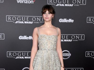 Foto: Pesona Si Cantik Felicity Jones dengan Balutan Gaun Malam