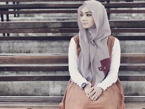 Tutorial Hijab dengan Bros Magnet yang Tren Ala Rina Nose