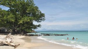 Foto Pantai Pasir Putih di Sabang, Nggak Kalah Sama Bali!