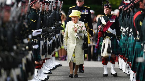 Ratu Elizabeth Berjalan di Antara Barisan Rapi Tentara