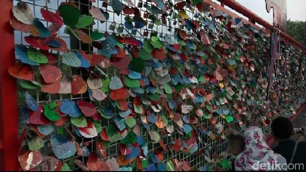 Potret Wisata Gembok Cinta yang Hits di Probolinggo