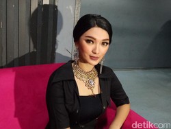 Dear Zaskia Gotik, Kapan Nih Nikah dengan Ryan?