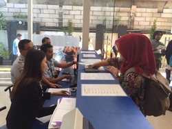 Hadang Joki Antrean, Imigrasi Surabaya Wajibkan Rekam Sidik Jari