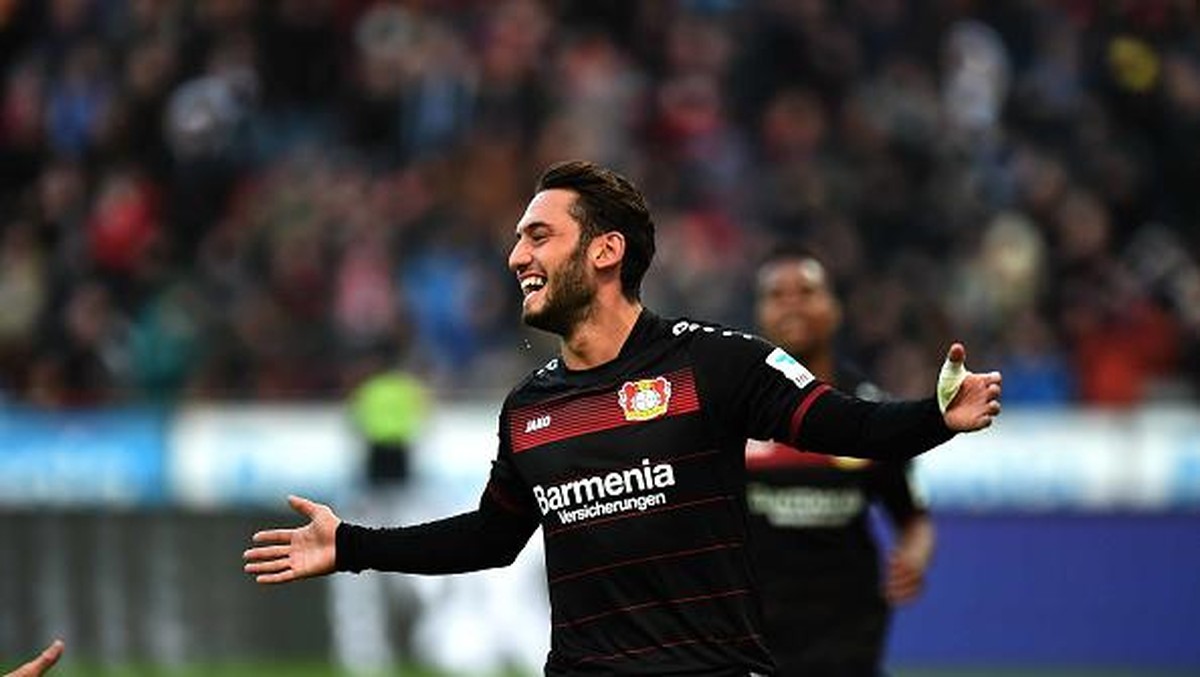 Hakan Calhanoglu baru saja digaet AC Milan (Foto: AFP / PATRIK STOLLARZ)