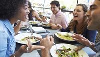 10 Kebiasaan yang Dilakukan Orang-orang Sukses Saat Jam Makan Siang