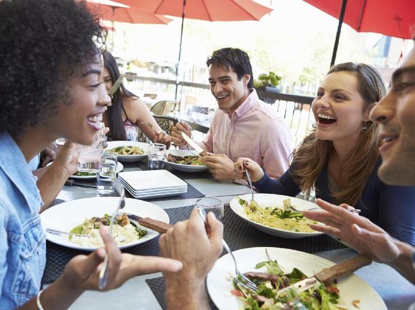 10 Kebiasaan yang Dilakukan Orang-orang Sukses Saat Jam Makan Siang